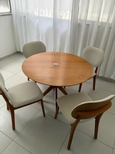 MESA COM CADEIRAS NOVA