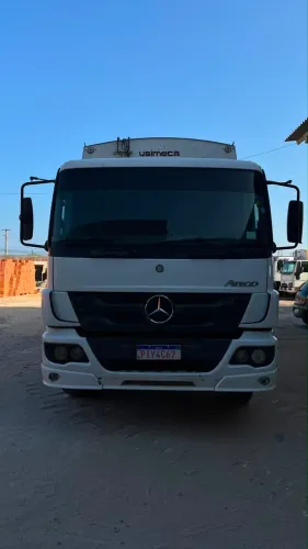 Caminhão Mercedes-Benz Atego 1719, equipado com compactador de resíduos sólidos de 15 m³