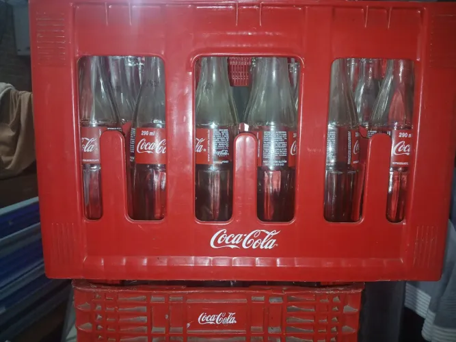 Engradado de coca cola com vasilhame.