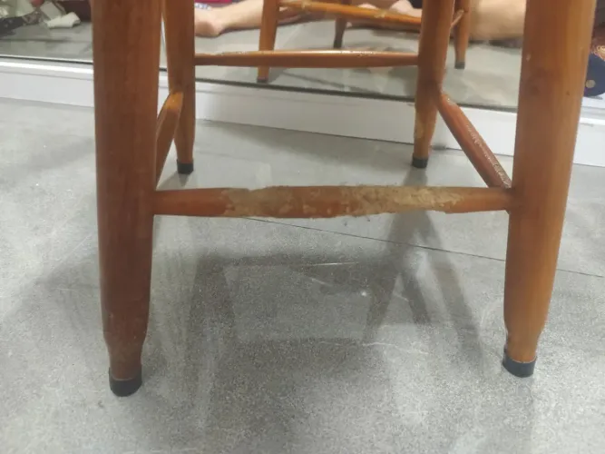 Cadeiras de madeira conjunto com quatro. Com avarias na base (mordida por cão filhote)