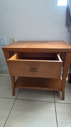 Par de Mesas de Cabeceira em Madeira Maciça - Excelente Estado