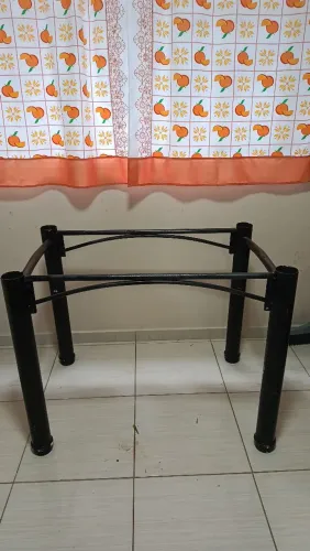 Pés de mesa de pedra de granito ou madeira.