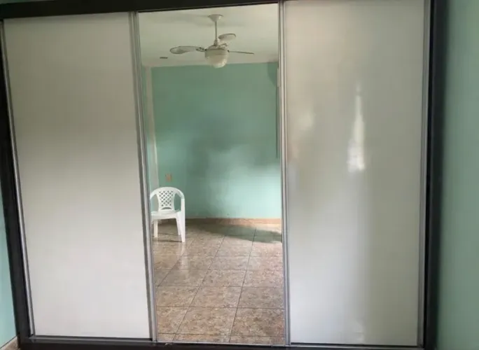 Guarda roupa com espelho grade E espaçoso. Casal