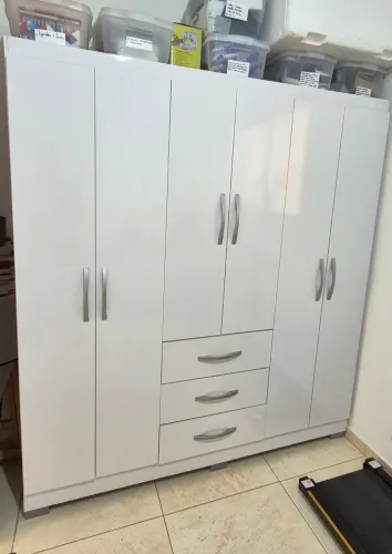 Guarda-roupa 6 portas e 3 gavetas para retirada