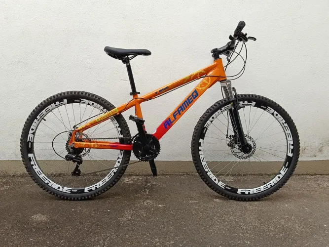 Bicicleta grau na quebrada alfameq