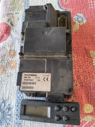 Módulo e marcador de temperatura que fica na cabine