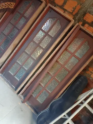 Janela de pau d'arco com vidro jatiado