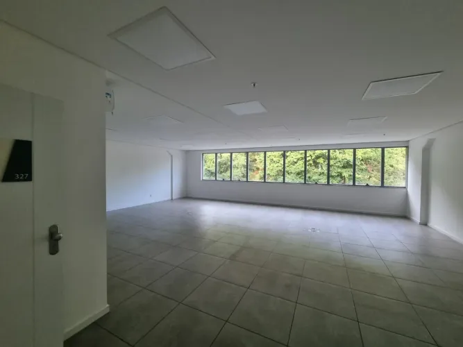 Sala com 101,73m² com vista para área verde pronta para uso no SC 401 Square Corporate