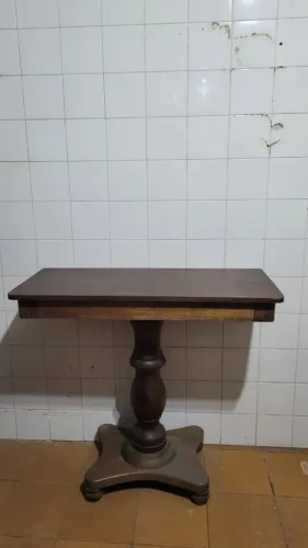 Aparador antigo em madeira nobre com pé central torneado