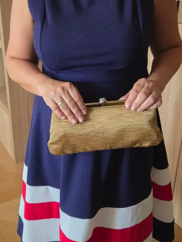 Clutch de cetim dourada