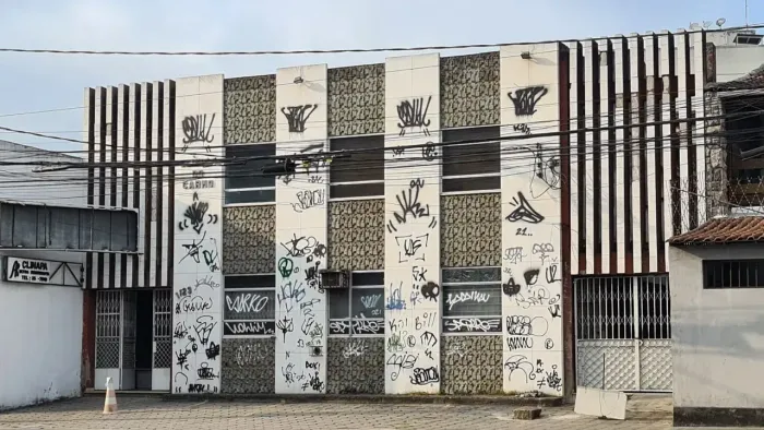 Ótimo prédio Comercial com 837 metros quadrados na Av. Brás de Pina - Rio de Janeiro - RJ