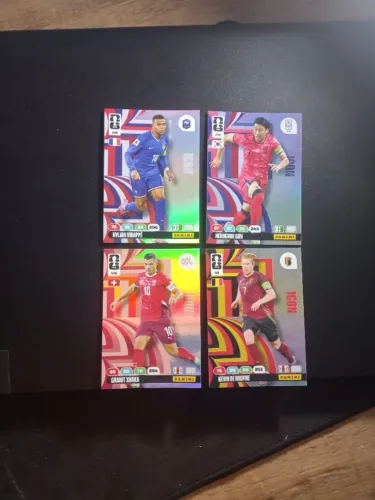 FIGURINHAS ADRENALYN XL MBAPPÉ ICON SON ICON DE BRUYNE ICON XHAKA ICON