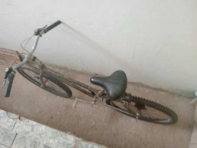 Bicicleta com pneus zero.