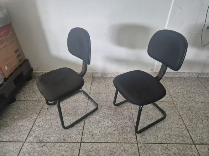 Duas cadeiras de escritório