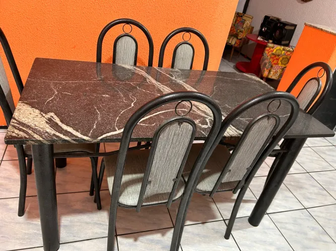 Mesa de Jantar em Granito com 6 Cadeiras - Excelente Estado