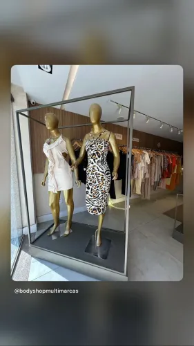 Estrutura de metalin  para vitrini de loja (manequins NÃO inclusas)