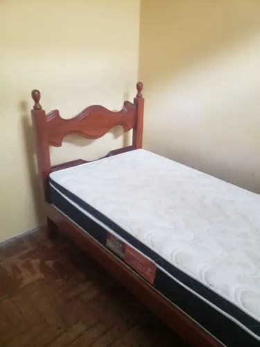 Vendo cama de solteiro com colchão por apenas 200,00 motivo mudança