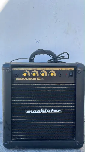 ? Mackintec Demolidor 30 Young - R$250. Funcionando! Ideal p/ guitarra e voz.
