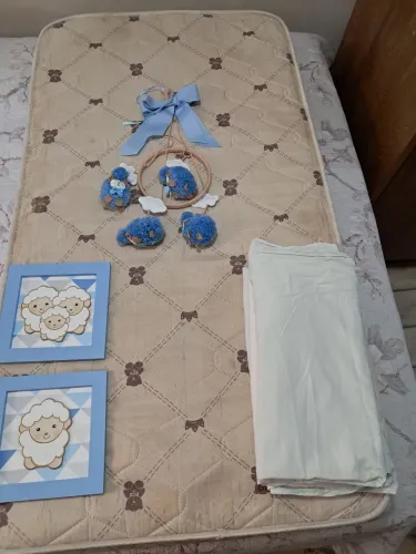 Colchão de bebê e itens