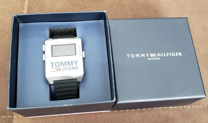 Relógio com Pulseira de Borracha da Marca Tommy Hilfiger - Novo