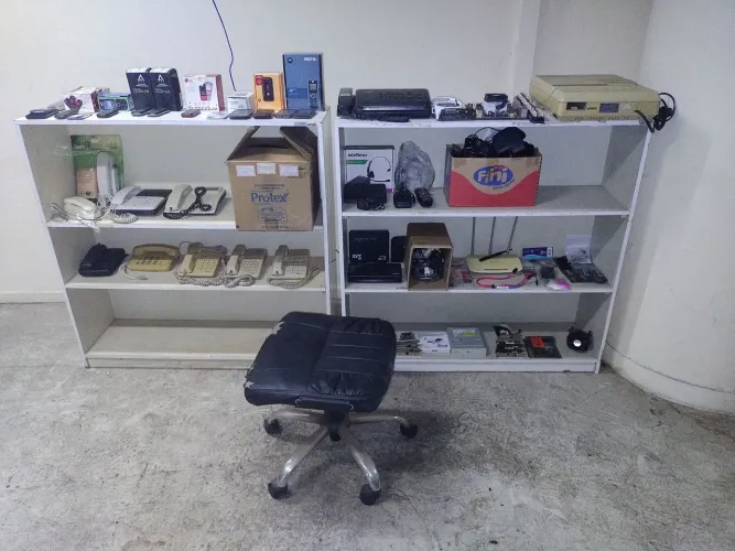 Telefonia e satélites, diversos itens, no estado. E outros.