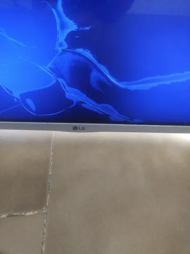 TV para retirada de peças com tela quebrada