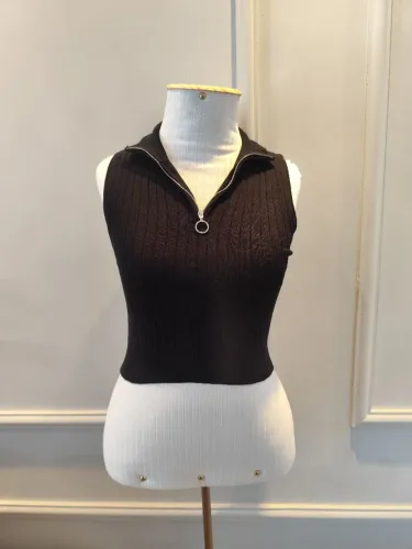 Blusa Cropped Canelada Preta com Zíper de Argola Gola Polo - Tam M