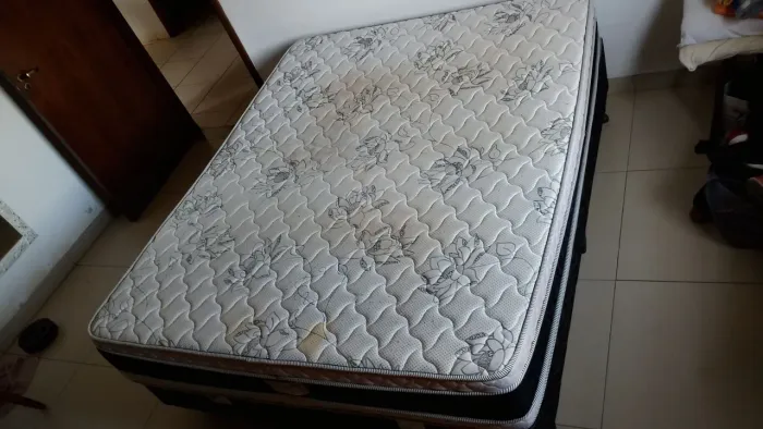Cama de casal Queen completa: box + colchão