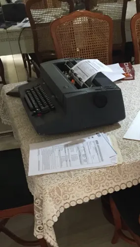 Máquina de escrever elétrica IBM