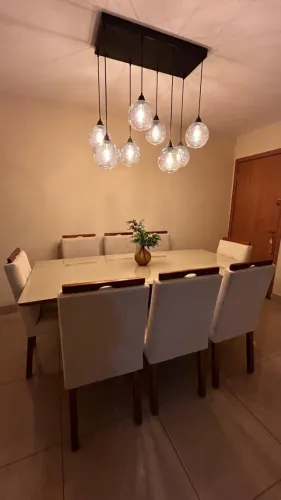 Mesa de 8 lugares em madeira maciça e tampo de vidro off white