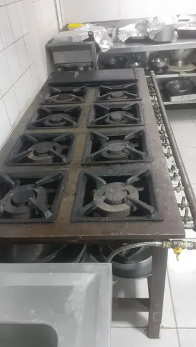 Vende se um fogão industrial oito bocas semi novo