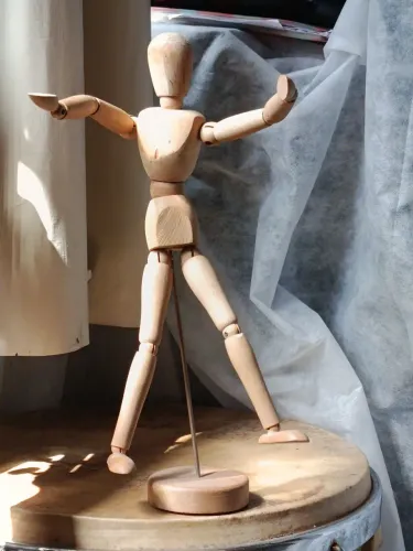 Boneco Articulado em Madeira para Desenho e Pintura - 