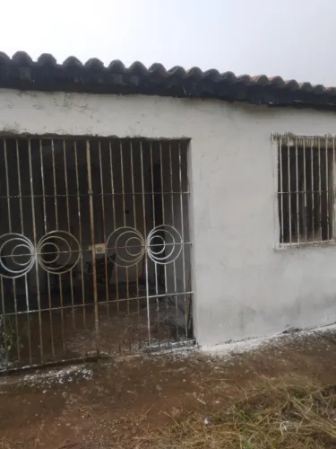 Vende-se uma casa