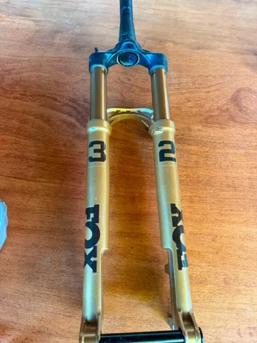 Suspensão Fox 32 Gold trava ombro