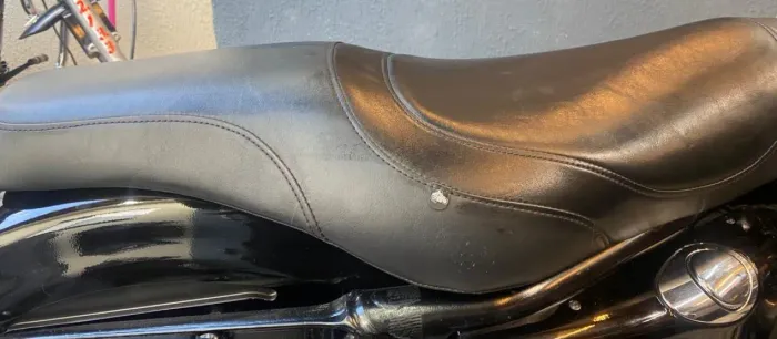 Banco Badlander Harley Sportster - Pedrinho Bancos 