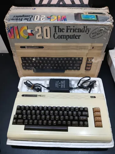 Commodore Vic-20 No estado Com Caixa e fonte ( tela Preta)