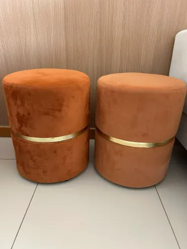 Par de puffs em veludo terracota com faixa dourada