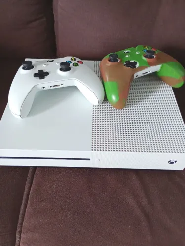 XBOX ONE S 1 TB.