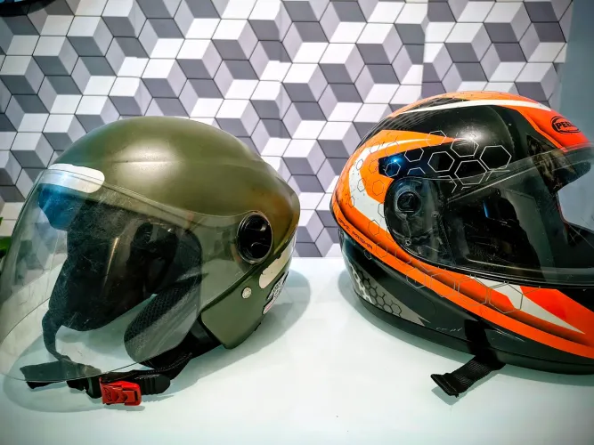 Vendo 2 capacetes  motocicleta usados 