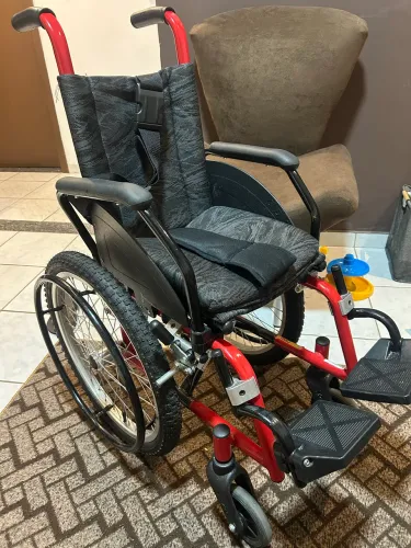 Cadeira de rodas infantil