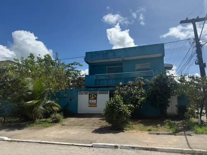 Duas excelentes casas, localizadas na avenida José Duarte Aguiar.