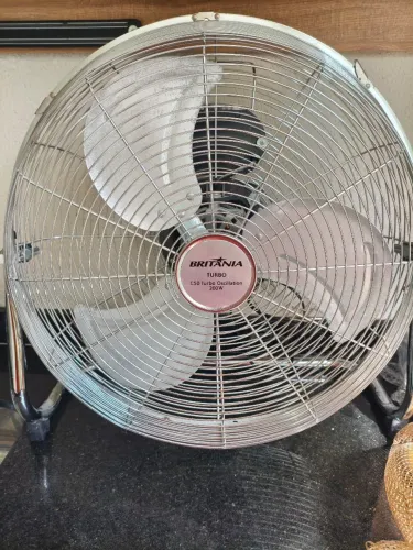 Circulador de Ar Britânia C50 Turbo Oscillation, com potência de 200W.