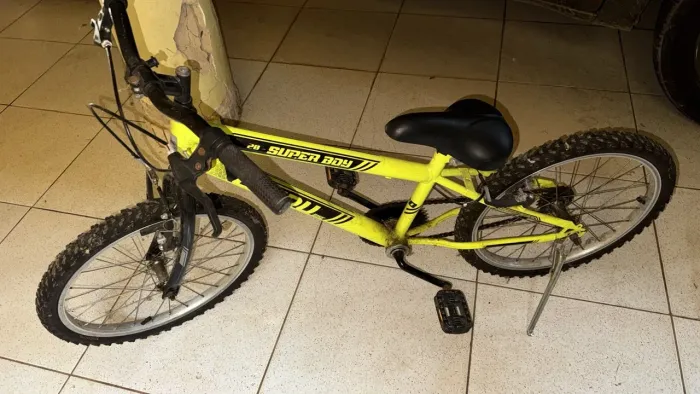 bicicleta infantil Cairu Super Boy, aro 20, com quadro amarelo neon.