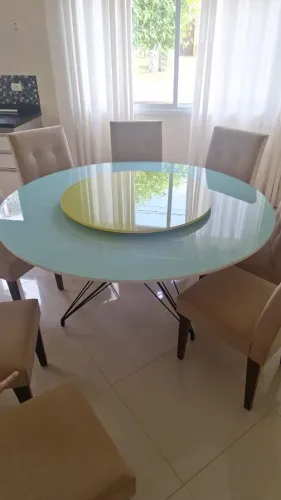 Mesa de jantar redonda com disco giratório