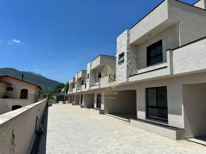 CASA EM CONDOMINIO FECHADO COM 3 SUITES EM ATIBAIA