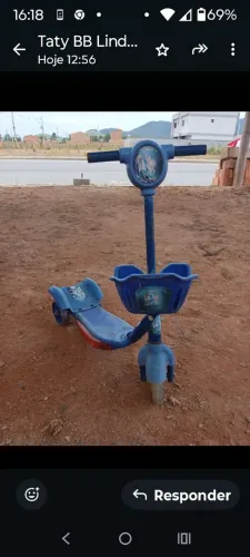 Vendo uma bicicleta e um patinete.