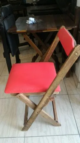 Cadeira com estofado no assento e encosto
