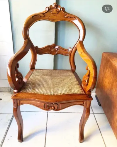 Cadeiras de braços em amarelo vinhático 