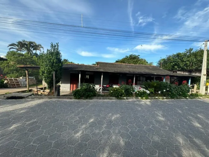 Casa com Amplo Terreno e Localização Privilegiada -Próxima a Lagoa- Bairro Roça Grande, Im