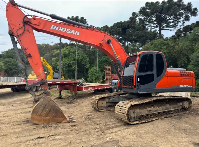 Escavadeira Doosan DX225 LCA ano 2015 com 17.000 horas, em SC